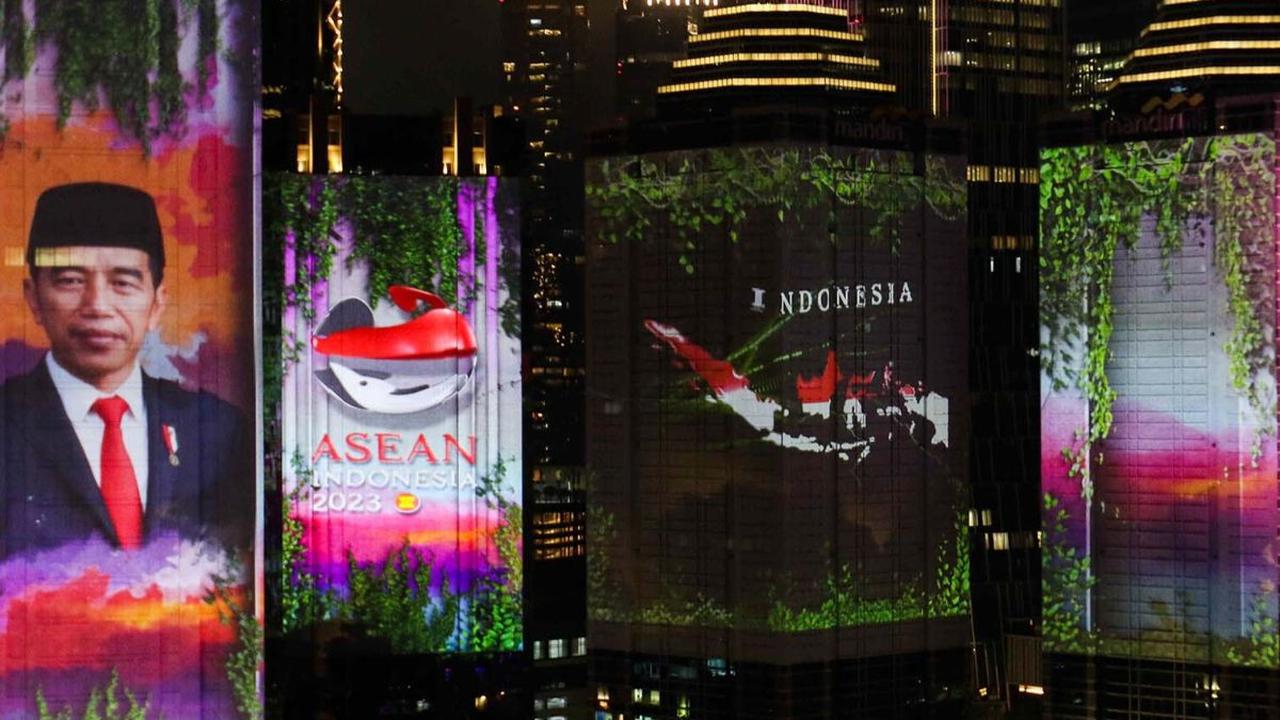 Keinginan Indonesia untuk meninggalkan kesan mendalam kepada para tamu undangan kembali dilakukan di KTT ke-43 ASEAN di Jakarta.<br><br>Indonesia menyiapkan jamuan malam malam atau gala dinner eksotis yang diadakan pada Rabu (6/9/2023).<br>