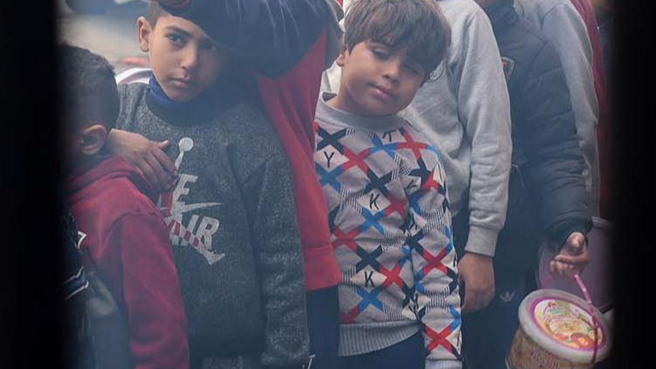 FOTO: Kelaparan, Anak-Anak Palestina di Jalur Gaza Mengantre Panjang Demi Makanan
