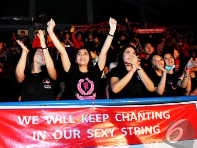 Simpatisan United merayakan ulang tahun ke-3 di Hall A Senayan, Jakarta, Sabtu (20/12/2014). (Liputan6.com/Faisal R Syam)