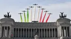 Atraksi unit aerobatik Angkatan Udara Italia Frecce Tricolori di atas Monumen Vittoriano, Roma, Italia (2/6). Atraksi ini dilakukan dalam rangka upacara memperingati Hari Republik Italia. (AFP Photo/Marie Laure Messana)
