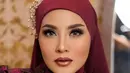 Melihat potret Elma Theana dengan makeup flawless lainnya. Dengan warna merah keunguan yang super cantik, Elma memesona dan memancarkan aura cantik luar biasa. Foto: Instagram.