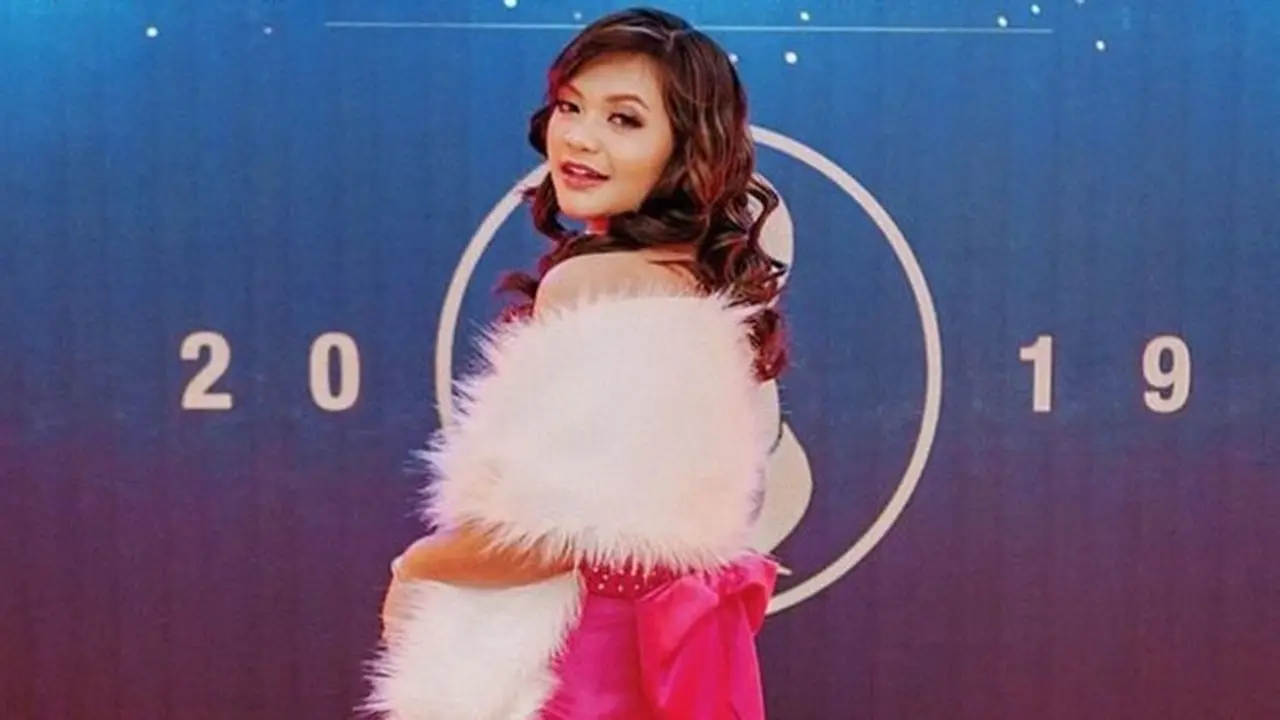 Curi Perhatin, Begini 6 Gaya Amel Carla Saat Ikut Prom Night