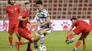 Pemain depan Korea Selatan Cho Gue-sung (tengah) berebut bola dengan pemain Suriah Oliver Kawo pada lanjutan kualifikasi Piala Dunia 2022 zona AFC di Stadion Al-Rashid, di Dubai, Selasa (1/2/2022). Hasil ini membuat Korea Selatan lolos ke Piala Dunia 2022 Qatar. (AFP/Karim Sahib)