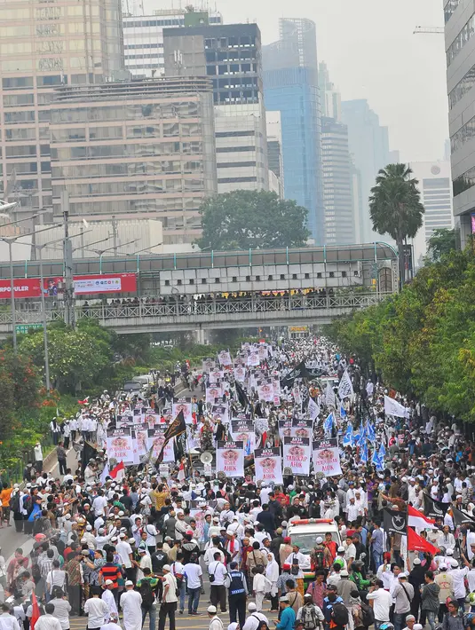 Kondisi kawasan Thamrin dipadati massa aksi damai 4 November yang bergerak menuju Gedung Balai Kota, Jakarta Pusat, Jumat (4/11). Massa membawa berbagai atribut guna menuntut proses hukum terhadap Basuki Tjahaja Purnama (Ahok). (Liputan6.com/Angga Yuniar)
