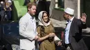 Duchess of Sussex Meghan Markle bersama suaminya, Pangeran Harry berbincang dengan seorang pria saat mengunjungi Masjid Auwal, Cape Town, Afrika Selatan (24/9/2019). (AFP Photo/David Harrison)