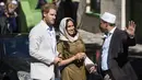 Duchess of Sussex Meghan Markle bersama suaminya, Pangeran Harry berbincang dengan seorang pria saat mengunjungi Masjid Auwal, Cape Town, Afrika Selatan (24/9/2019). (AFP Photo/David Harrison)