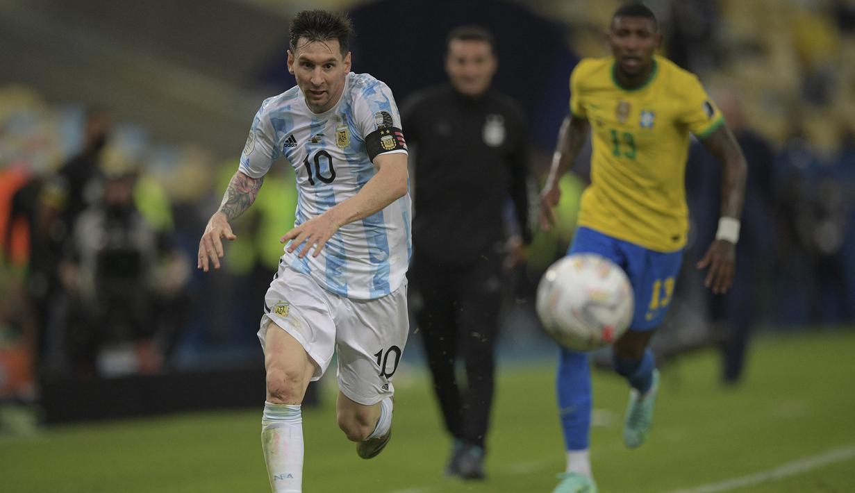 Lionel Messi juga lebih unggul dari Robert Lewandowski dalam total raihan gelar Man of The Match di semua kompetisi. La Pulga mengoleksi 27 kali, sementara Lewandowski hanya 15 kali. (AFP/Carl De Souza)