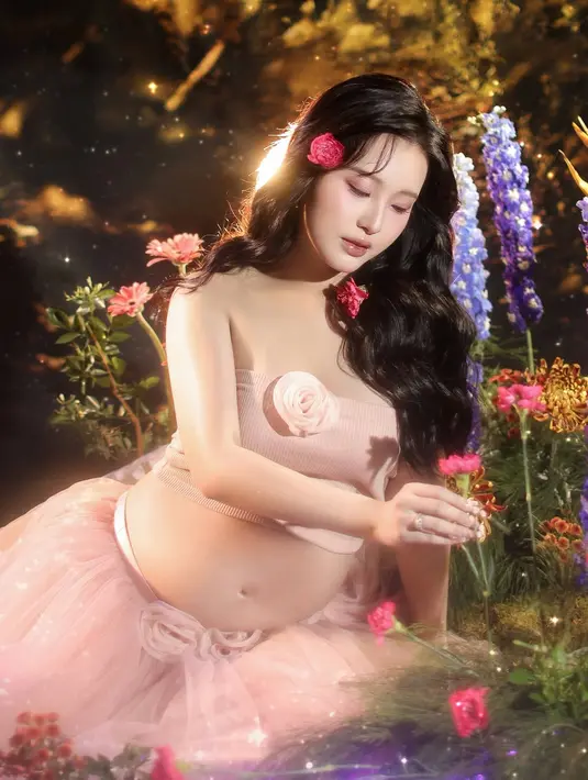 Highlight di garis hidung dan pipi memberikan dimensi glowing yang natural pada wajah Vior. Lipstik glossy bernuansa nude jadi penutup sempurna pada douyin makeup yang diaplikasikan [@nitavior]