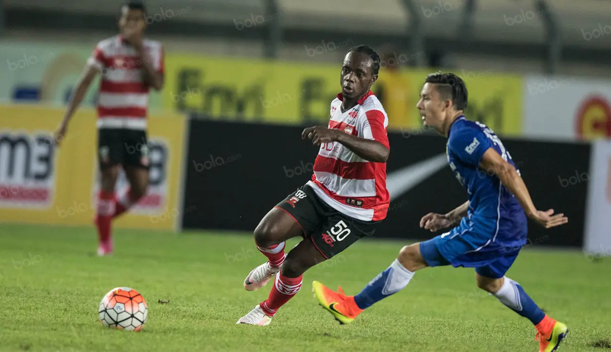 Gelandang Madura United, Eric Weeks, berusaha melewati gelandang Persib, Kim Kurniawan, pada laga Torabika Soccer Championship 2016 di Stadion Si Jalak Harupat, Sabtu (28/5/2016). Kedua tim bermain imbang 0-0. (Bola.com/Vitalis Yogi Trisna)