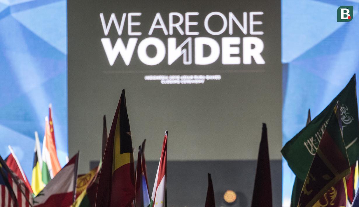 Deretan bendera-bendera peserta pada upacara penutupan Asian Para Games di Stadion Madya Senayan, Jakarta, Sabtu (13/10).(Bola.com/Vitalis Yogi Trisna)