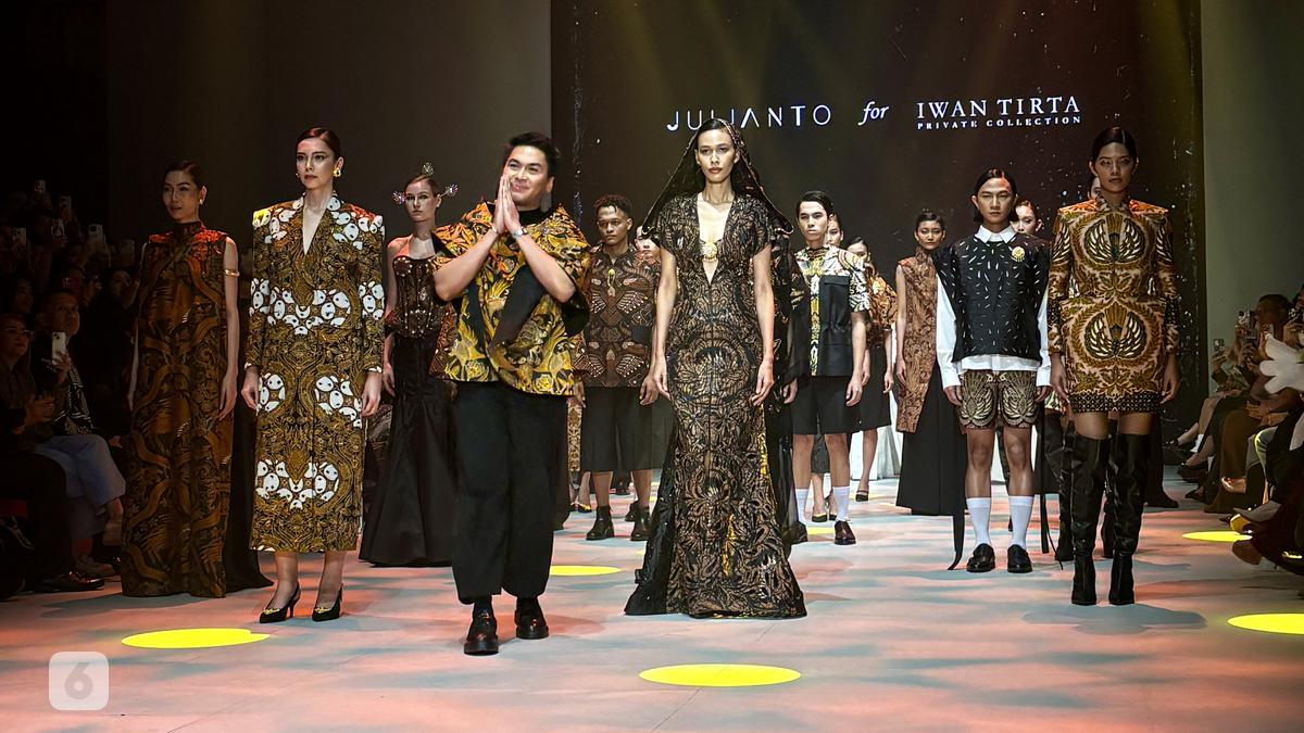 PIFW 2025, Ketika Desain Kontemporer Julianto Dikawinkan dengan Motif Batik Klasik Iwan Tirta