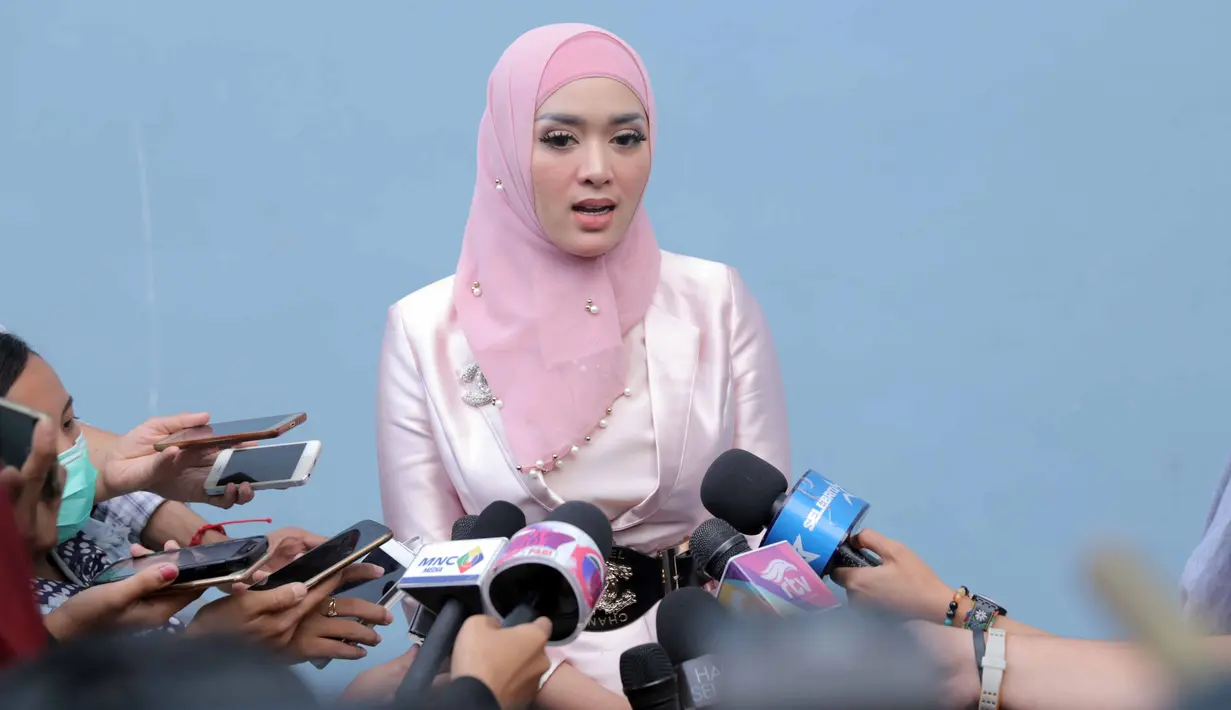 Meski rumah tangganya dengan Lucky Hakim telah resmi bercerai, Tiara Dewi mengaku bahwa hubungannya dengan mantan suaminya tersebut masih baik. Keduanya nikah pada Januari 2017, kemudian resmi cerai pada Rabu (6/9/2017). (Nurwahyunan/Bintang.com)