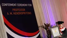 Jenderal TNI (Purn) Hendropriyono menunjukkan sertifikat Rekor Muri saat acara pengukuhan Guru Besar bidang Intelijen (Liputan6.com/Faizal Fanani).