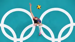 Atlet voli cantik asal Rusia, Tatyana Kosheleva melakukan servis saat bertanding melawan tim dari Korea Selatan di ajang Olimpiade Rio 2016 di Maracanazinho, Rio de Janeiro, Brasil, (8/8). (AFP PHOTO/Antonin)
