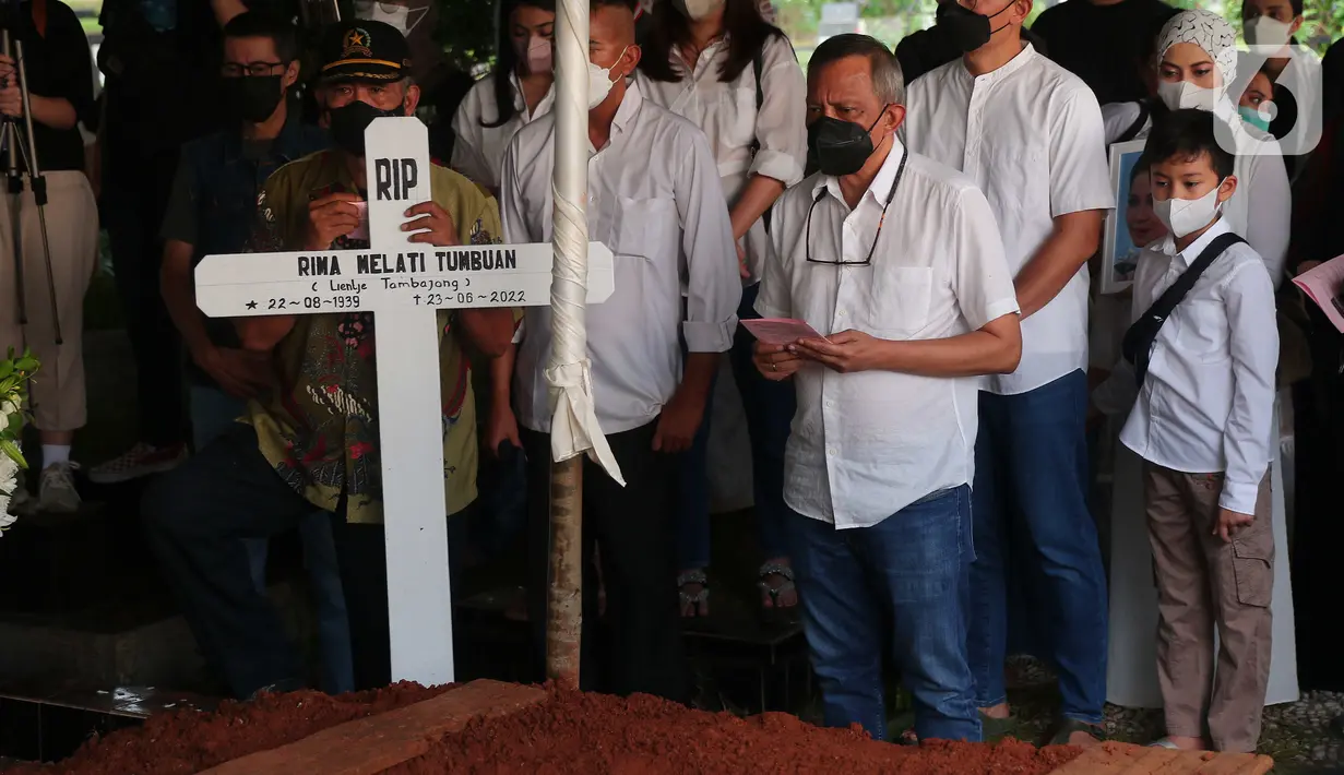 Anggota keluarga dan kerabat melakukan prosesi kebaktian pemakaman aktris senior Rima Melati di TPU Tanah Kusir, Jakarta Selatan, Sabtu (25/6/2022). Rima Melati meninggal dunia pada Kamis (24/6). Sebelum meninggal dia sempat dirawat lantaran komplikasi dan infeksi. (Liputan6.com/Angga Yuniar)