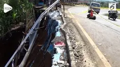 Curah hujan tinggi mengakibatkan jalur Gentong Tasikmalaya longsor. Longsor membuat satu jalur terputus dan sementara ditutup.