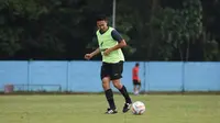 Pemain senior Arema FC, Dendi Santoso. (Bola.com/Iwan Setiawan)
