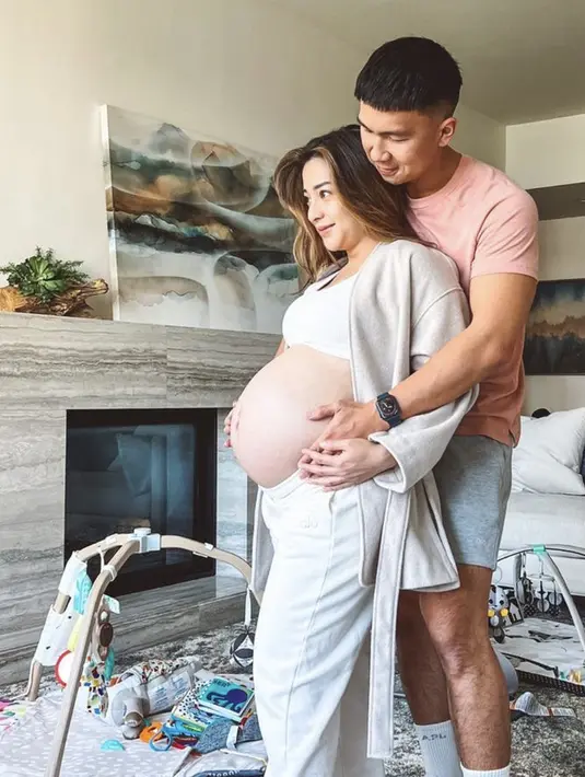 Sang suami, Indra Priawan pun tampak setia menemani sang istri didetik-detikan menuju lahiran. Indar pun nampak mengenakan tshirt pink dipadu celana short. @nikitawillyofficial94