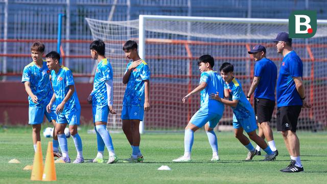 Foto: Di Bawah Terik Panas Matahari Surabaya, Timnas Vietnam U-17 Tetap Lahap Sesi Latihan Jelang Hadapi Indonesia U-17