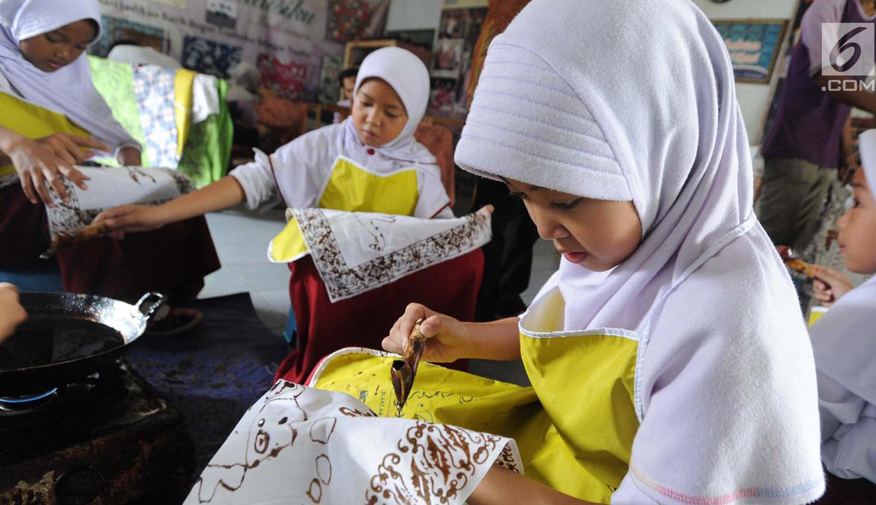 Murid kelas IV SDN Julang belajar membuat membatik di Batik Tradisiku di Kota Bogor, Jawa Barat (2/10). Kegiatan selama 3 hari ini diselenggarakan secara gratis dalam rangka memperingati Hari batik Nasional 2 Oktober. (Merdeka.com/Arie Basuki)