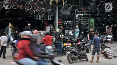 Warga menyervis motor di salah satu bengkel di Jalan Otista, Jakarta, Minggu (26/5/2019). Jelang Idul Fitri atau Lebaran, jumlah pelanggan bengkel motor di kawasan Otista meningkat, mulai dari menyervis mesin hingga membeli perlengkapan guna kesiapan mudik mendatang. (merdeka.com/Iqbal S. Nugroho)