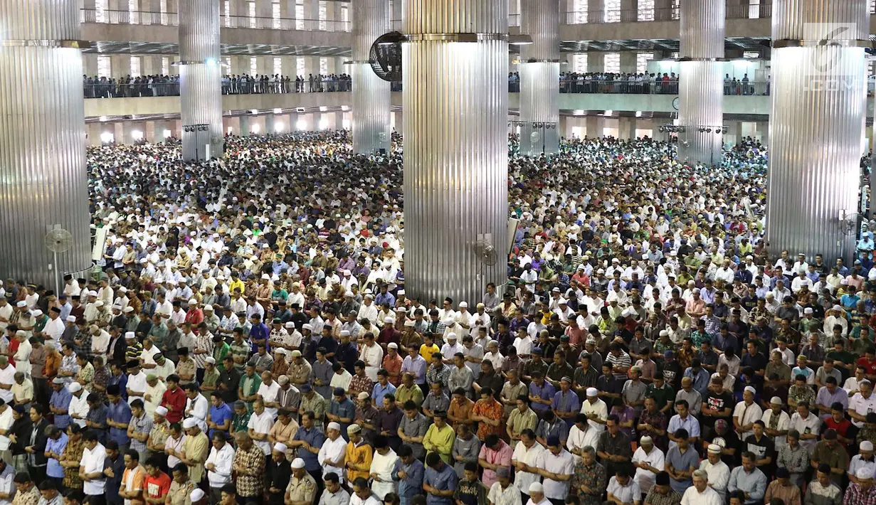Umat muslim melaksanakan salat Jumat di Masjid Istiqlal, Jakarta, Jumat (18/5). Salat Jumat kali ini merupakan yang pertama di bulan Ramadan 1439 Hijriah. (Liputan6.com/Immanuel Antonius)
