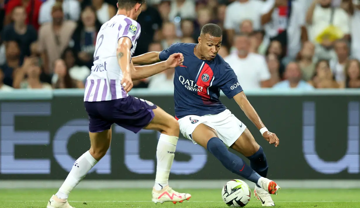 Bek Toulouse #02 Rasmus Nicolaisen berebut bola dengan penyerang Paris Saint-Germain (PSG) #07 Kylian Mbappe pada pekan ke-2  Ligue 1  2023/2024 di Stadion de Toulouse pada Minggu (20/8/2023) dinihari WIB. (Charly TRIBALLEAU / AFP)