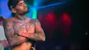 Chris Brown senidri terlihat shirtless dan menikmati matahari di Miami. (Complex)