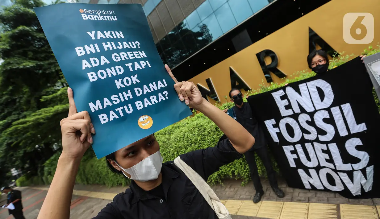 Aksi aktivis yang tergabung dalam kampanye #bersihkanbankmu di depan kantor Bank Tabungan Negara (BNI), Jakarta, Jumat (17/6/2022). Dalam aksinya mereka mempertanyakan keseriusan Bank BI dalam penghentian pembiayaan proyek batu bara dan menyerukan untuk menghentikan praktek Greenwashing. (Liputan6.com/Johan Tallo)