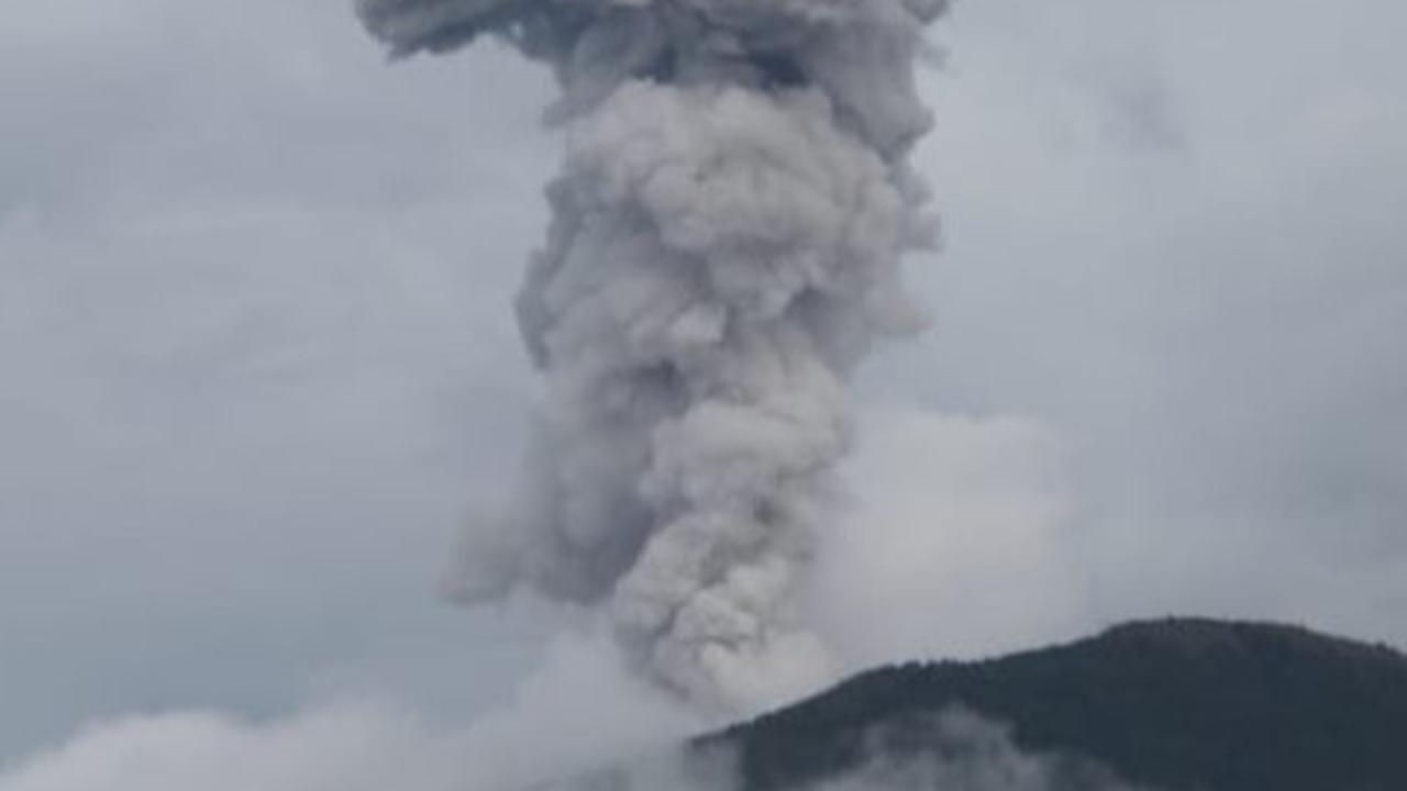 Gunung Ibu di Maluku Utara Meletus, Lontarkan Abu Setinggi 1 Km