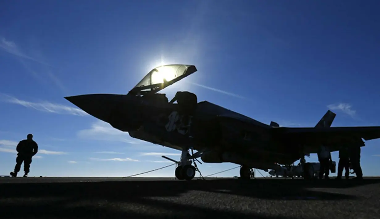 Pesawat Jet tempur F-35C Joint Strike Fighter saat parkir di dek kapal induk USS Nimitz. (businessinsider.co.id)