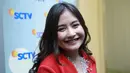 Tidak ingin mengecewakan penggemar setia NOAH yang memadati studio, Prilly juga masih terus menghafal sebelum dirinya naik ke panggung. (Galih W. Satria/Bintang.com)