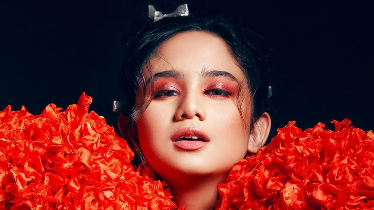 Biasa Tampil Natural, Ini 7 Potret Tissa Biani dengan Makeup Tebal