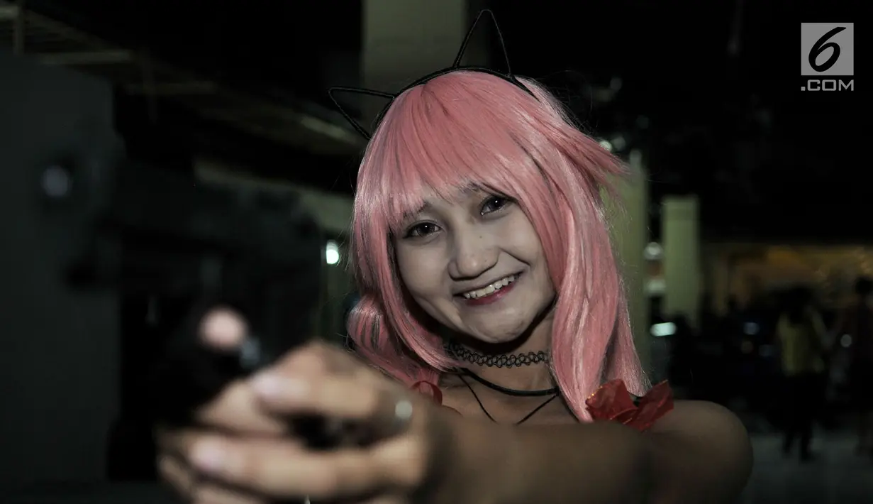 Cosplay berpose di Festival Ennichisai, Jakarta, Minggu (1/7). Festival ini dimeriahkan oleh para penggemar berkostum ala film animasi, komik, hingga karakter video game atau yang lebih dikenal dengan istilah Cosplay. (Merdeka.com/Iqbal S. Nugroho)