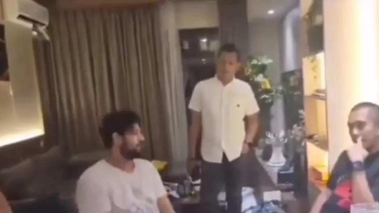 Setelah itu, video menunjukan Ammar Zoni yang di introgasi tanpa perlawanan dengan raut wajah pasrah.&nbsp;<br>
