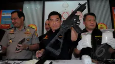 Direktorat Tindak Pidana Narkoba Mabes Polri Jakarta, Jumat (6/3/2015), menangkap pengedar narkoba jaringan internasional. Tampak Brigjen Pol Anjan Pramuka Putra (tengah) memperlihatkan senjata yang berhasil mereka amankan(Liputan6.com/Faisal R Syam)
