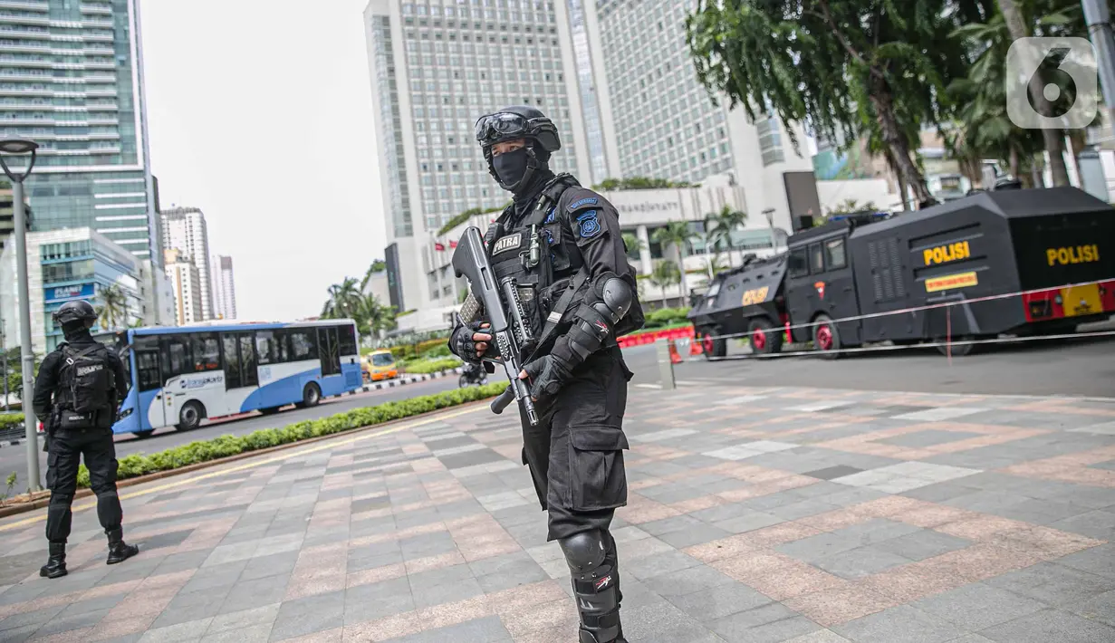 Petugas Brimob dengan senjata lengkap berjaga di kawasan Bundara HI, Jakarta, Kamis (24/12/2020). Jelang malam Natal dan perayaan Tahun Baru, pengamanan Ibu Kota diperketat untuk menjamin keamanan dan kenyamanan masyarakat. (Liputan6.com/Faizal Fanani)
