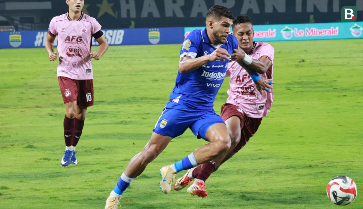 Kemenangan ini membuat Persib mengemas 57 angka dari 24 laga dan makin kokoh di pucuk klasemen sementara BRI Super League, menjauh dari kejaran Borneo FC. Sedangkan Persik berada di peringkat 12 dengan koleksi 29 angka dari 25 pertandingan. (Bola.com/Erwin Snaz)