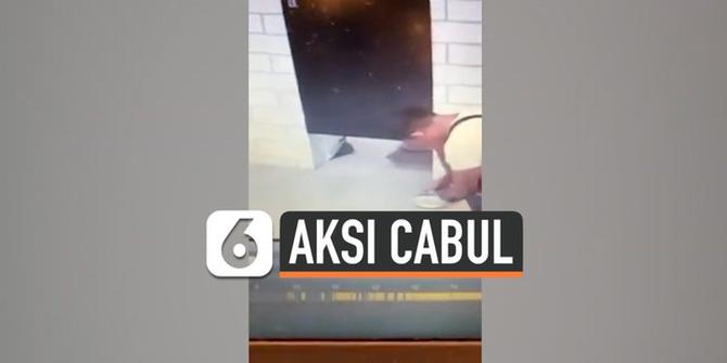 VIDEO: Waspada, Aksi Pria Rekam Wanita di Kamar Ganti Mal