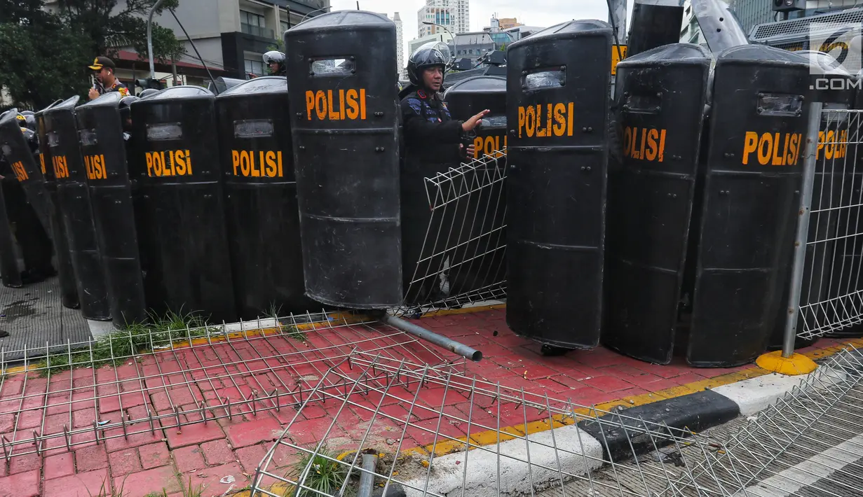 Kondisi pagar besi di pelican crossing Tosari yang roboh dan rusak saat peringatan Hari Buruh 2019 di Jalan Jenderal Sudirman dekat Bundaran HI, Jakarta, Rabu (1/5/2019). Pagar roboh terimbas aksi dorong buruh dan polisi yang menahan agar massa tidak menuju Bundaran HI. (Liputan6.com/Johan Tallo)