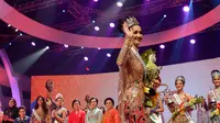 Sonia Fergina Citra, berjalan untuk pertama kalinya berjalan di atas panggung dihadapan pemirsa sebagai Puteri Indonesia 2018, Selamat! (Foto: Hidya Anindyati)