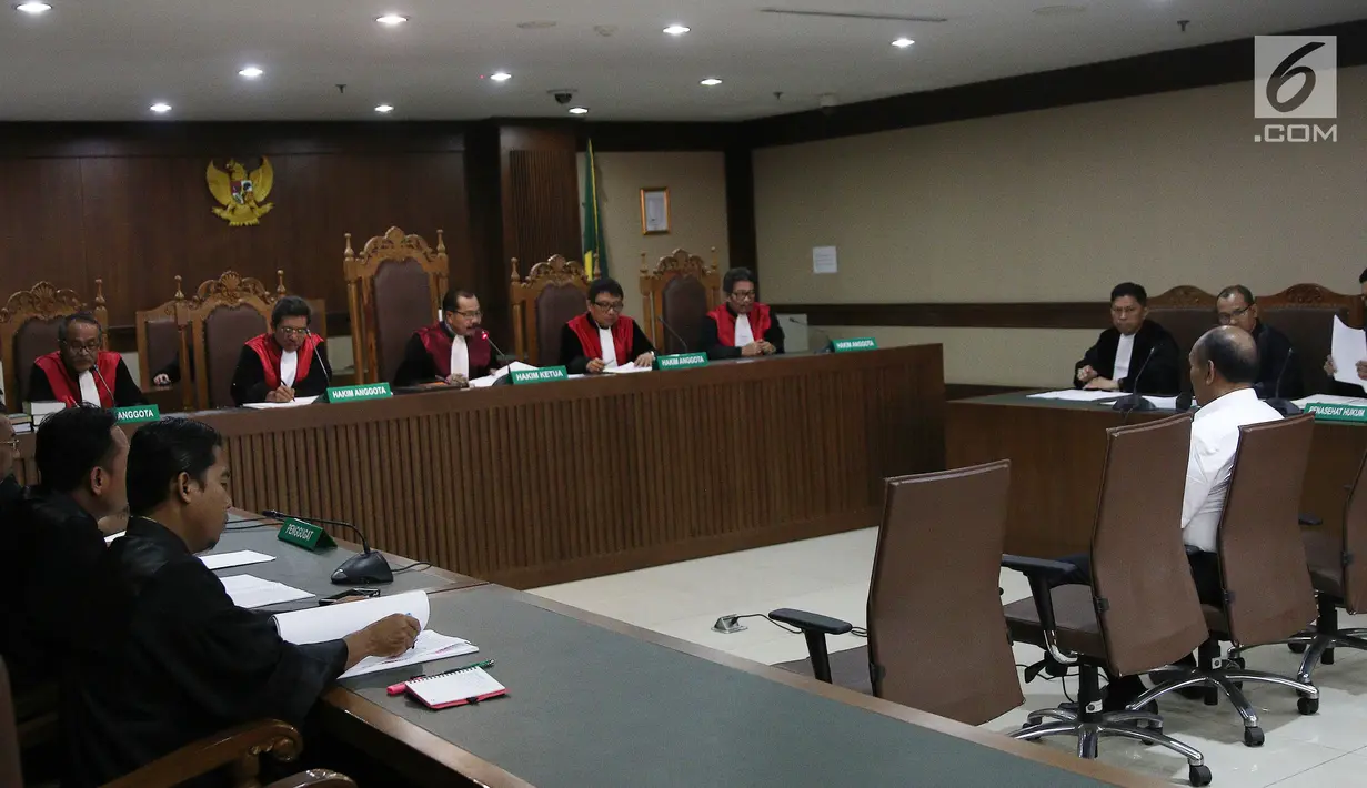 Mantan Direktur Utama PT Asuransi Jasindo, Budi Tjahjono menjalani sidang dakwaan di Pengadilan Tipikor, Rabu (5/12). Budi terjerat kasus pembayaran komisi fiktif dalam pengadaan asuransi oil dan gas pada BP Migas-KKKS. (Liiputan6.com/Herman Zakharia)