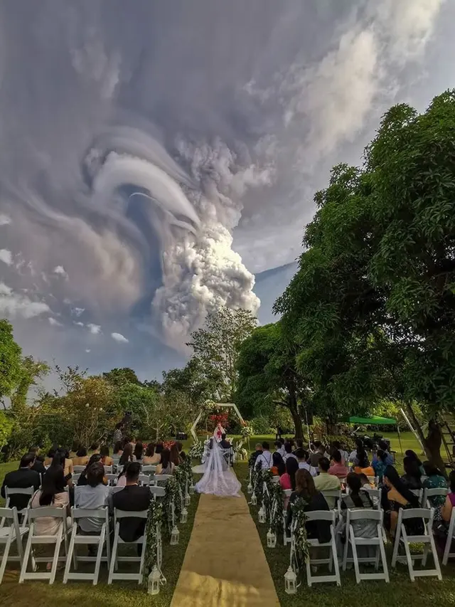 Lanjutkan Penikahan saat Erupsi Gunung Taal Filipina, 5 Potretnya Mengejutkan