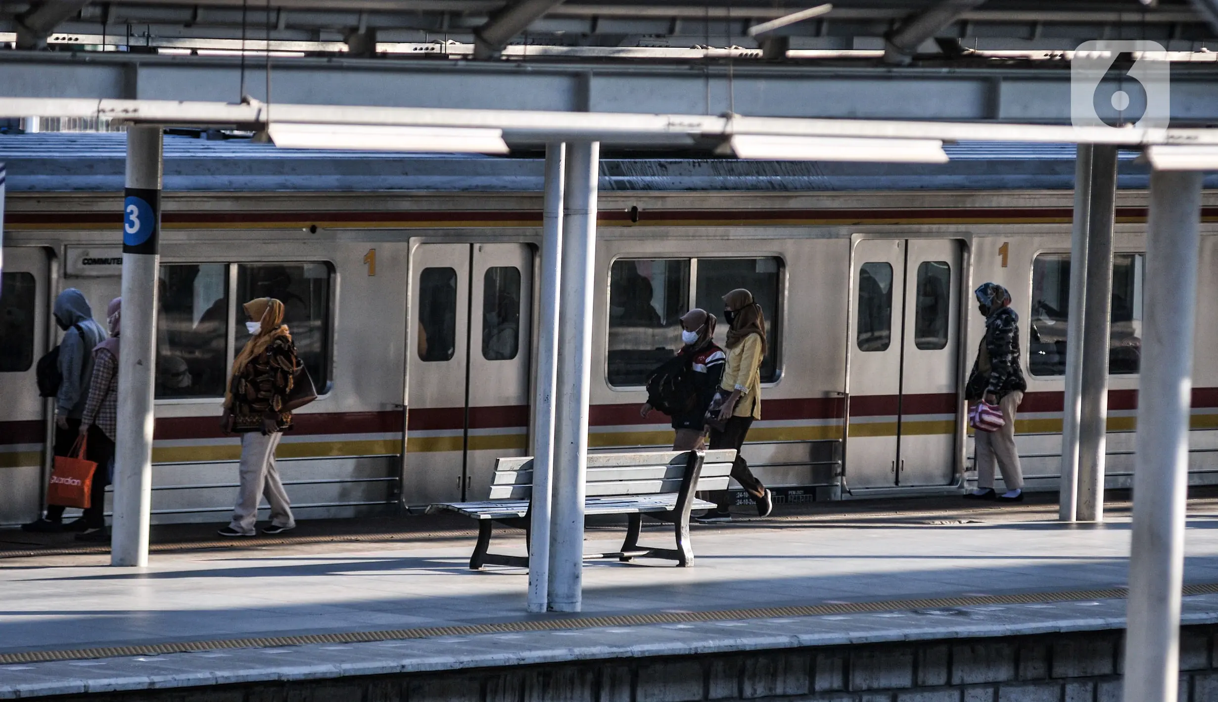 FOTO: PPKM Level 4, Jumlah Penumpang KRL Naik 25 Persen - Foto Liputan6.com