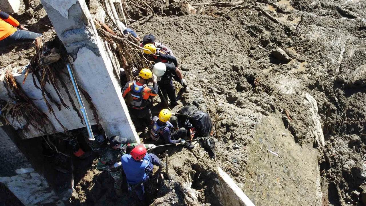 FOTO: Tim SAR Hadapi Medan Sulit Saat Evakuasi Korban Banjir Sumatera–Aceh