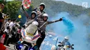 Polwan beratraksi menggunakan motor gede selama Road Safety Festiva Millenial Gorontalo, Minggu (10/2). Atraksi ditampilkan untuk memberi gambaran kaum millenial dalam berkendara membutuhkan keterampilan khusus. (Liputan6.com/Rahmad Arfandi Ibrahim)