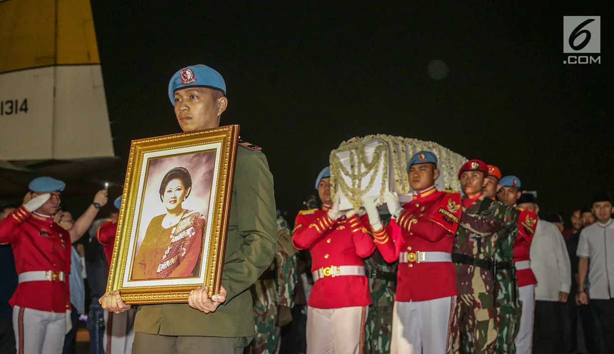 Paspampres membawa jenazah Kristiani Herrawati atau Ani Yudhoyono saat tiba di Lanud Halim Perdanakusumah, Jakarta Timur, Sabtu (1/6/2019). Almarhumah meninggal dunia di National University Hospital (NUH) Singapura dan akan dikebumikan di TMP Kalibata pada hari Minggu. (Liputan6.com/Faizal Fanani)