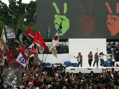 Grup musik Project Pop saat menghibur para pendukung Ahok - Djarot pada konser gue 2 di Jakarta, Sabtu (4/2). Sejumlah artis meramaikan konser gue 2 untuk mendukung pasangan calon nomer 2 Ahok - Djarot pada Pilkada DKI Jakarta. (Liputan6.com/Johan Tallo)