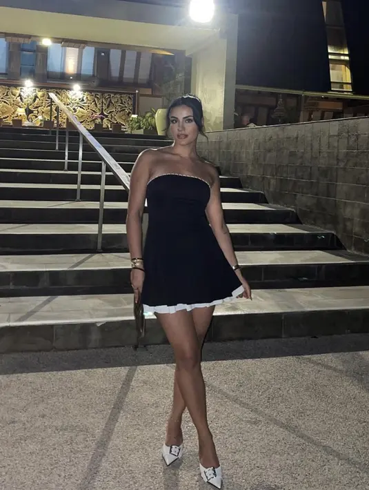Little black dress juga menghadirkan gaya yang begitu memukau saat dikenakannya. [Foto: Instagram/ x.m.m.8]