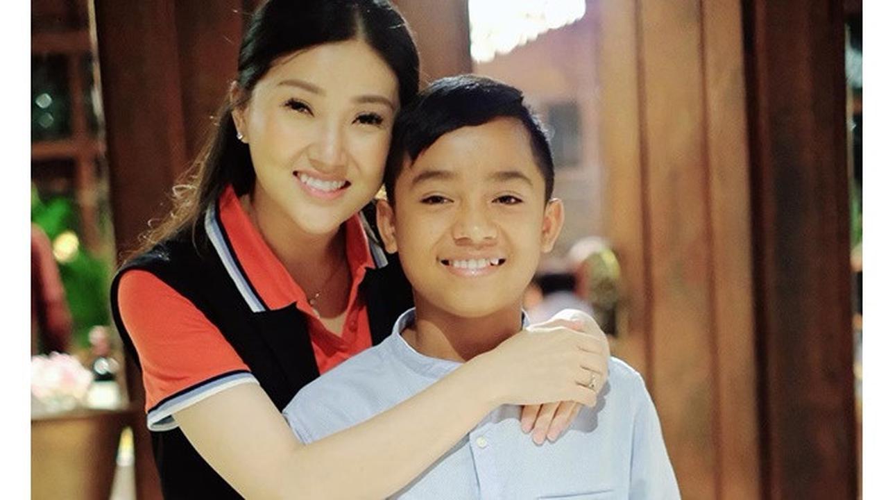 6 Potret Kedekatan Sarwendah dengan Betrand Peto, Layaknya Anak Kandung